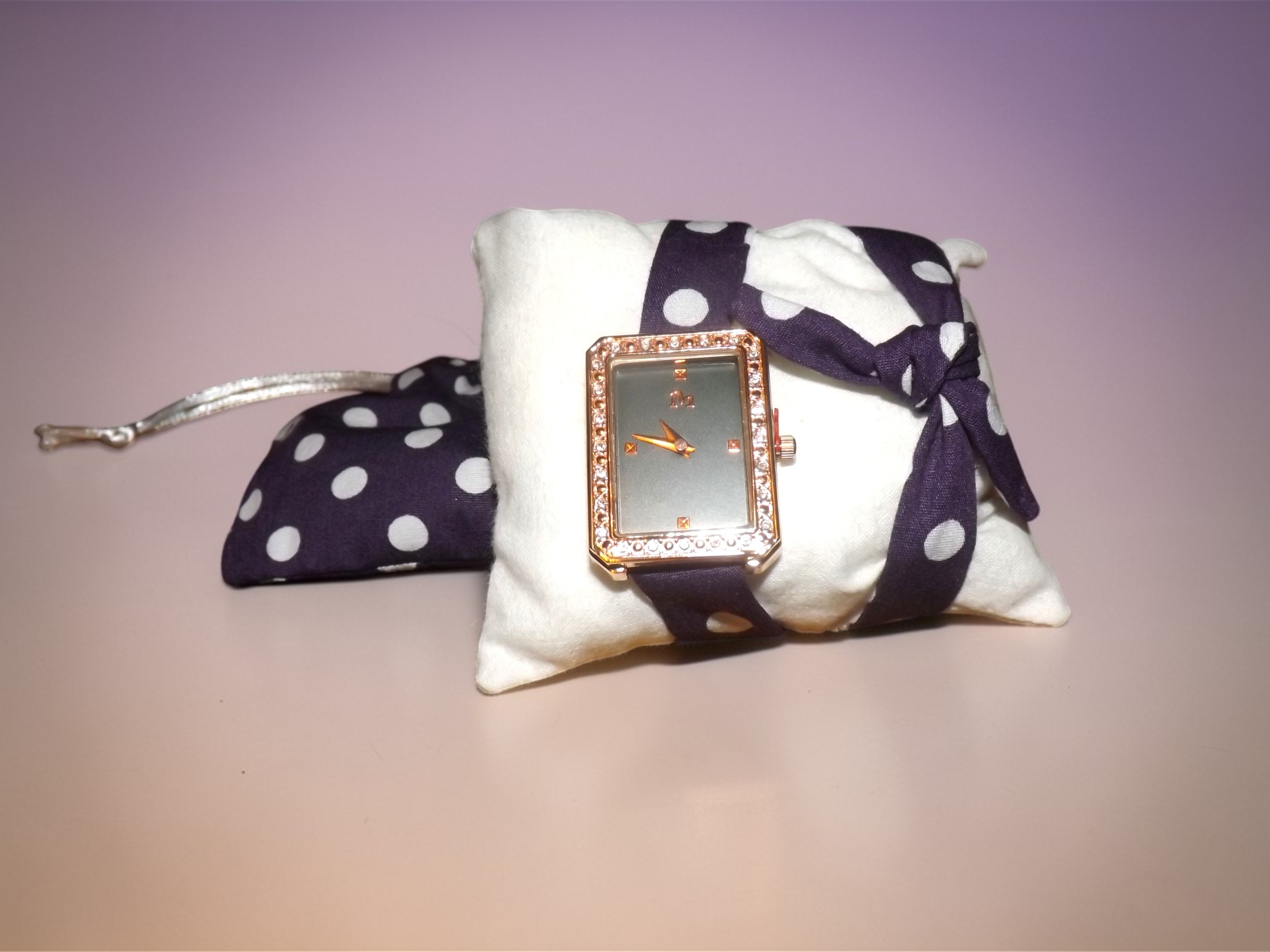 Montre violet à point blanc