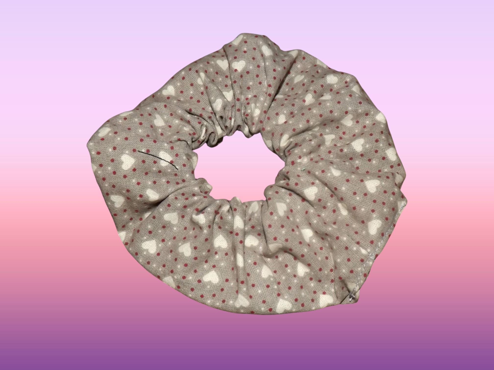 grand chouchou avec des petits cœurs  