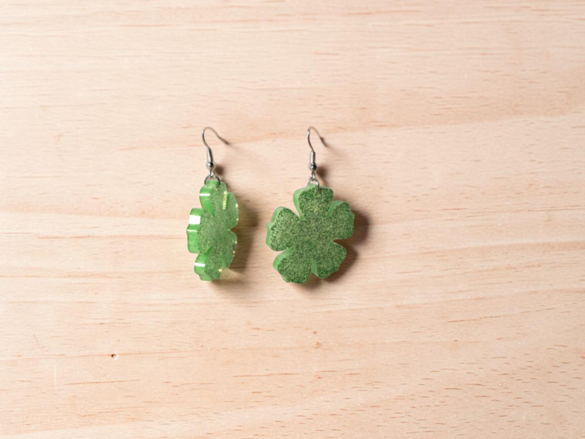 Ensemble de 7 lingettes démaquillantes assorti avec ses boucles d'oreilles en résine 