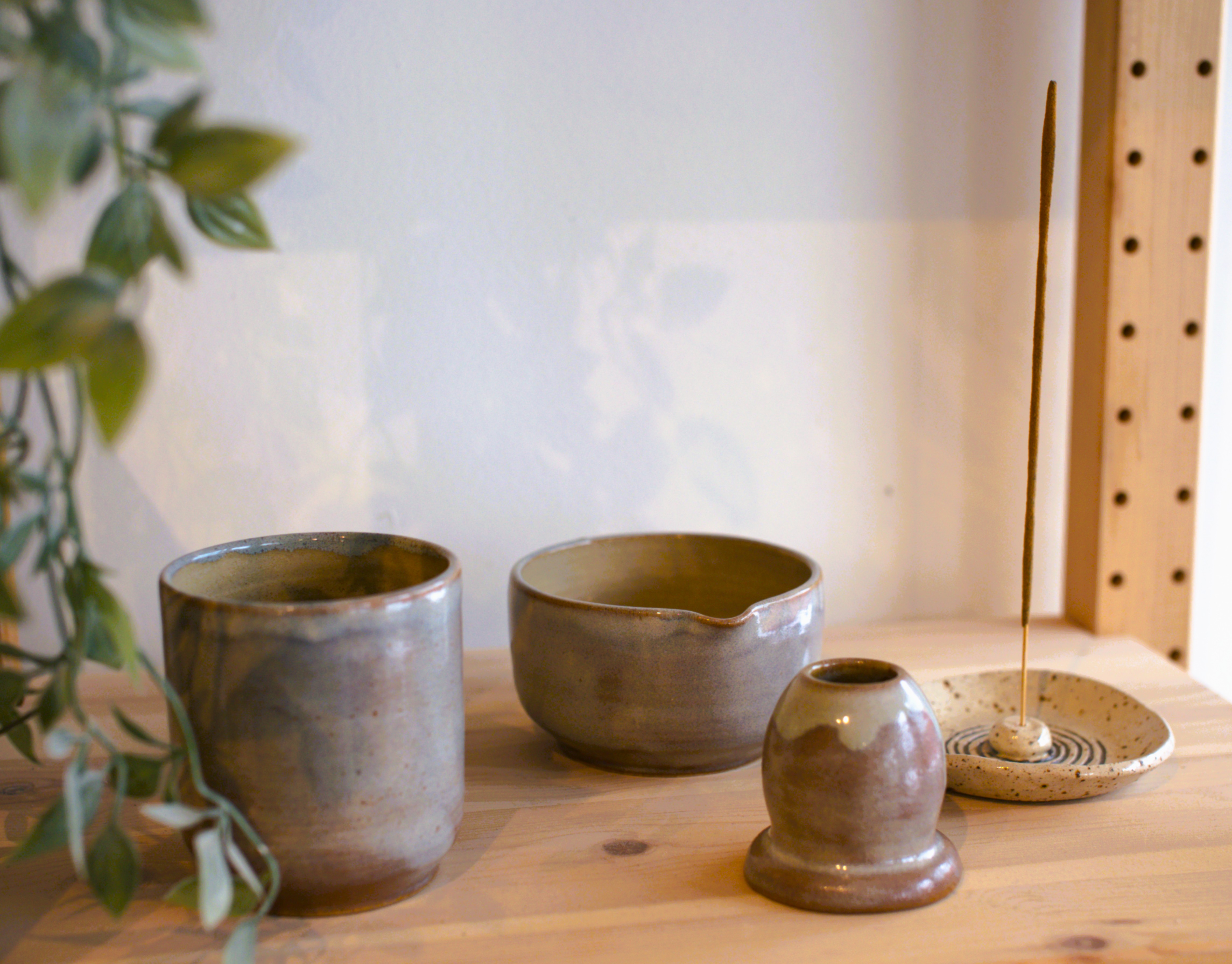 Lėkštutė su smilkalo laikikliu