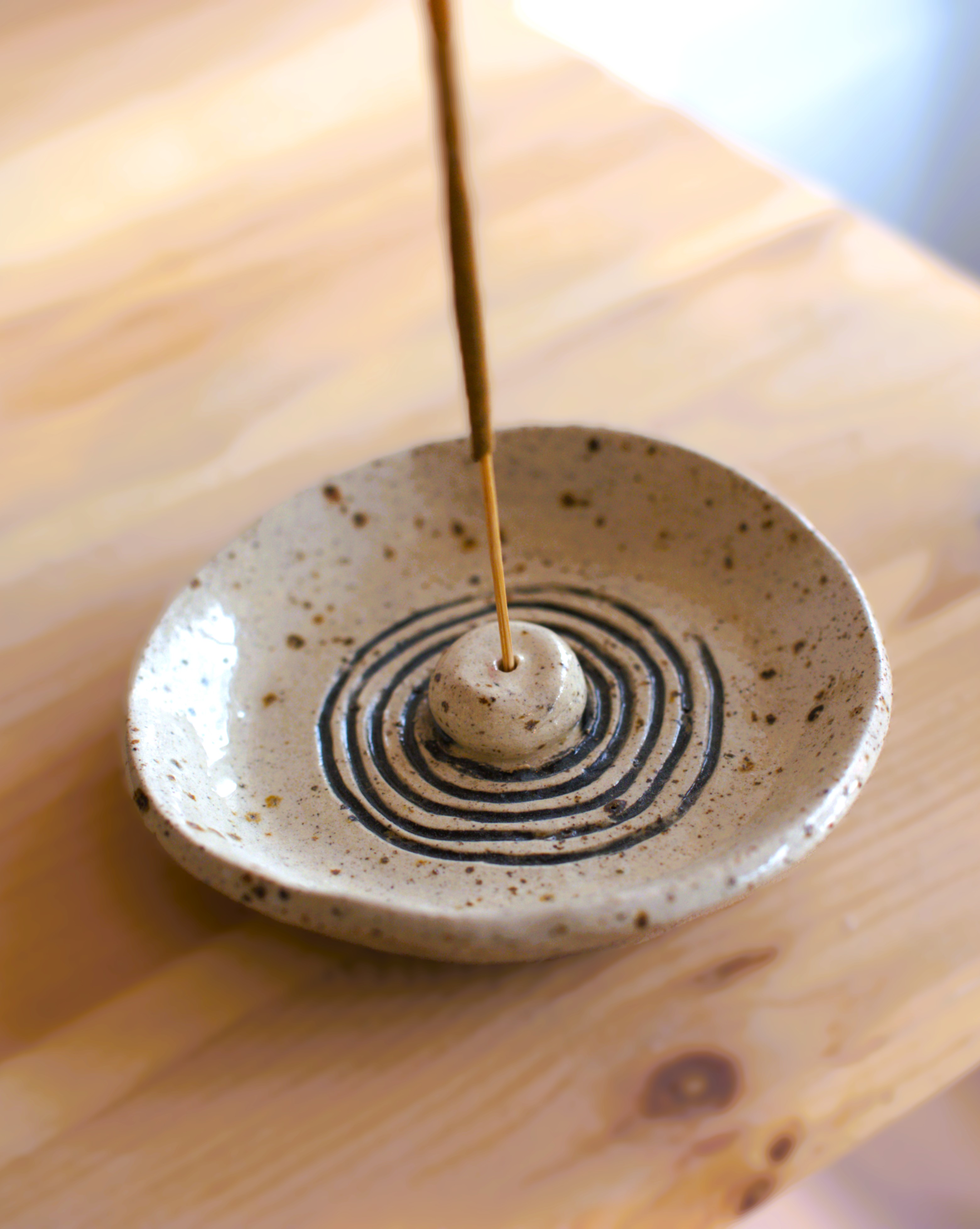 Lėkštutė su smilkalo laikikliu