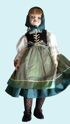 Muñeca de colección con vestido tradicional