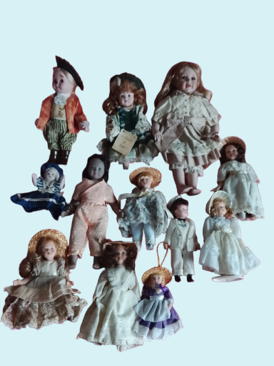 Colección de muñecas antiguas variadas