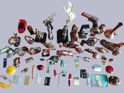 Colección de encendedores como figuras metálicas y objetos vintage.