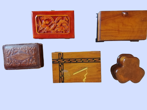 Cofres antiguos de madera y cofre musical