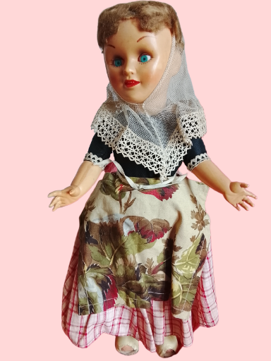Muñeca antigua vestida de época
