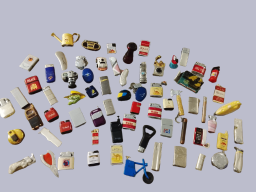Colección de encendedores como figuras metálicas y objetos vintage.