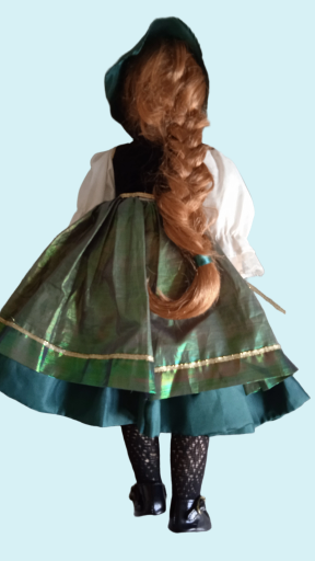 Muñeca de colección con vestido tradicional