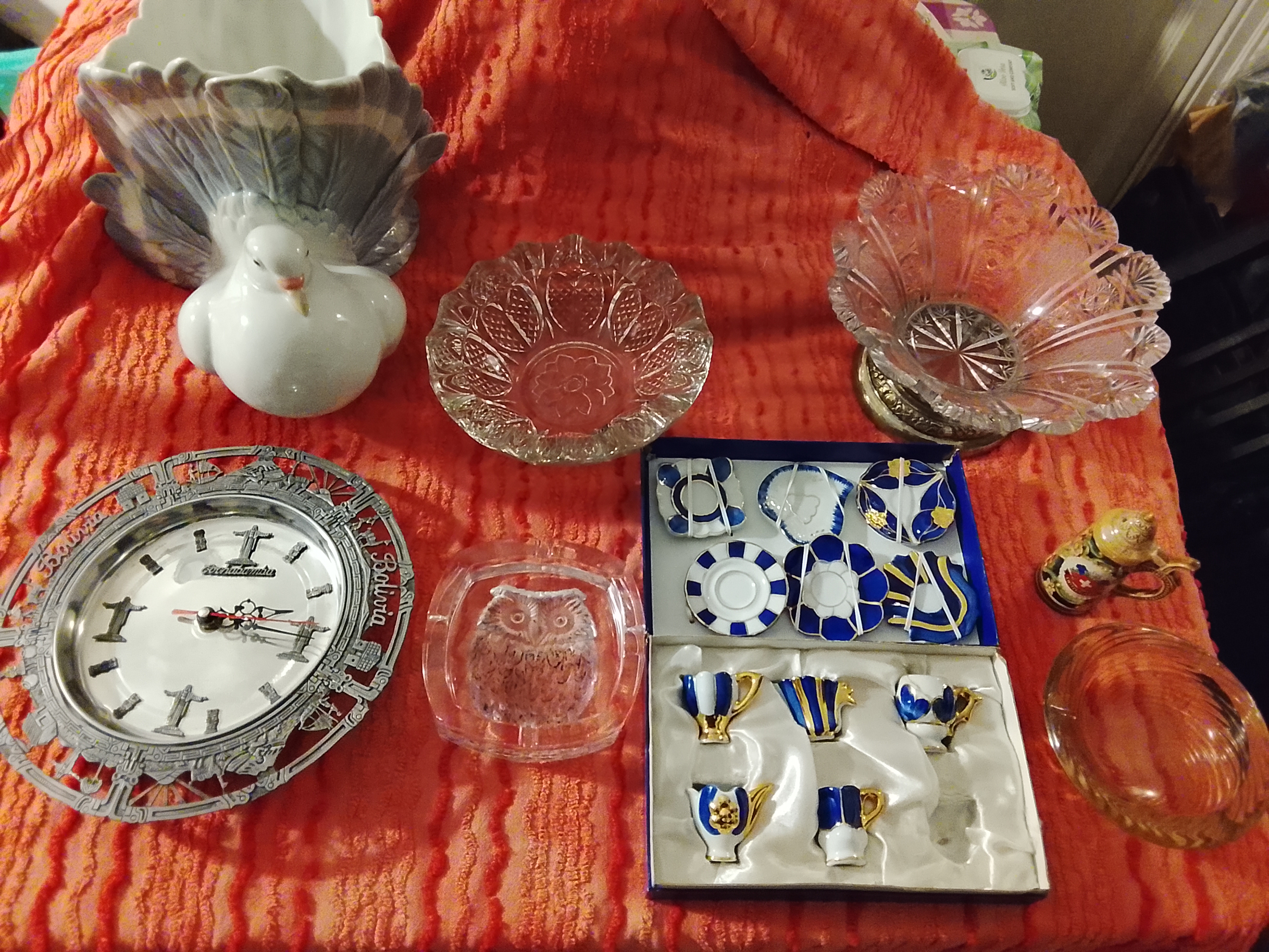 Juego de té de porcelana azul y dorado y otros