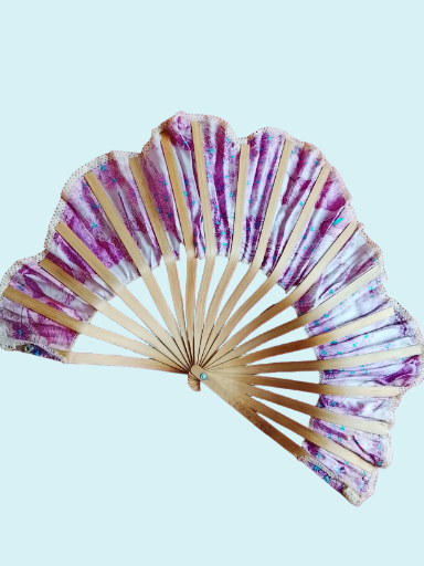 Abanico de mano y sombrero a la vez