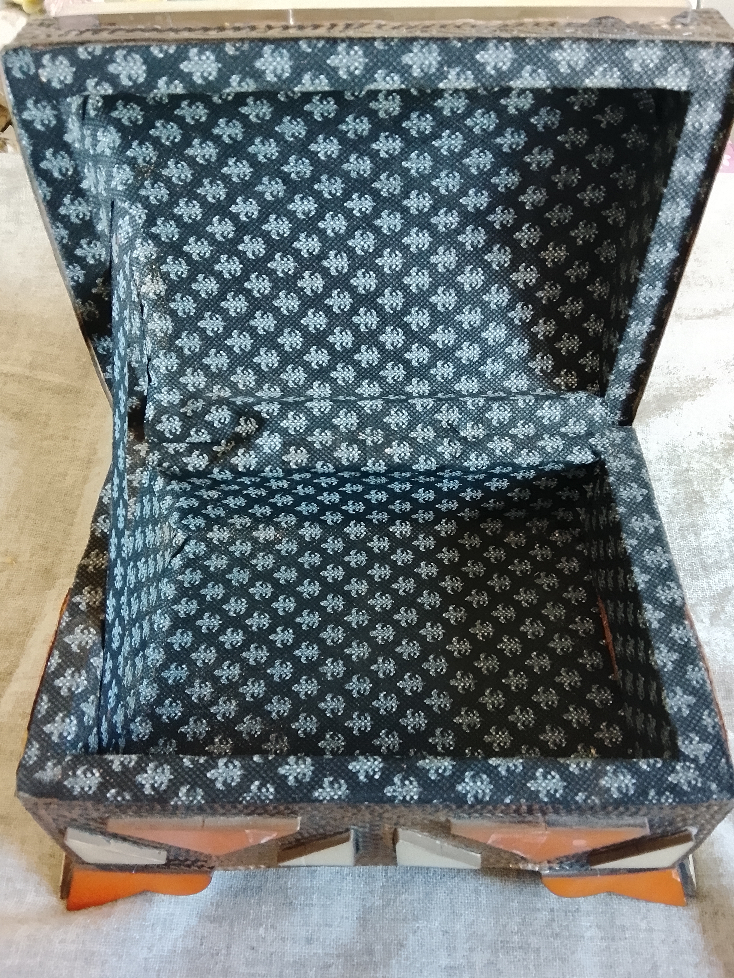 Cofres de nacar y  pintado  de  un caballero