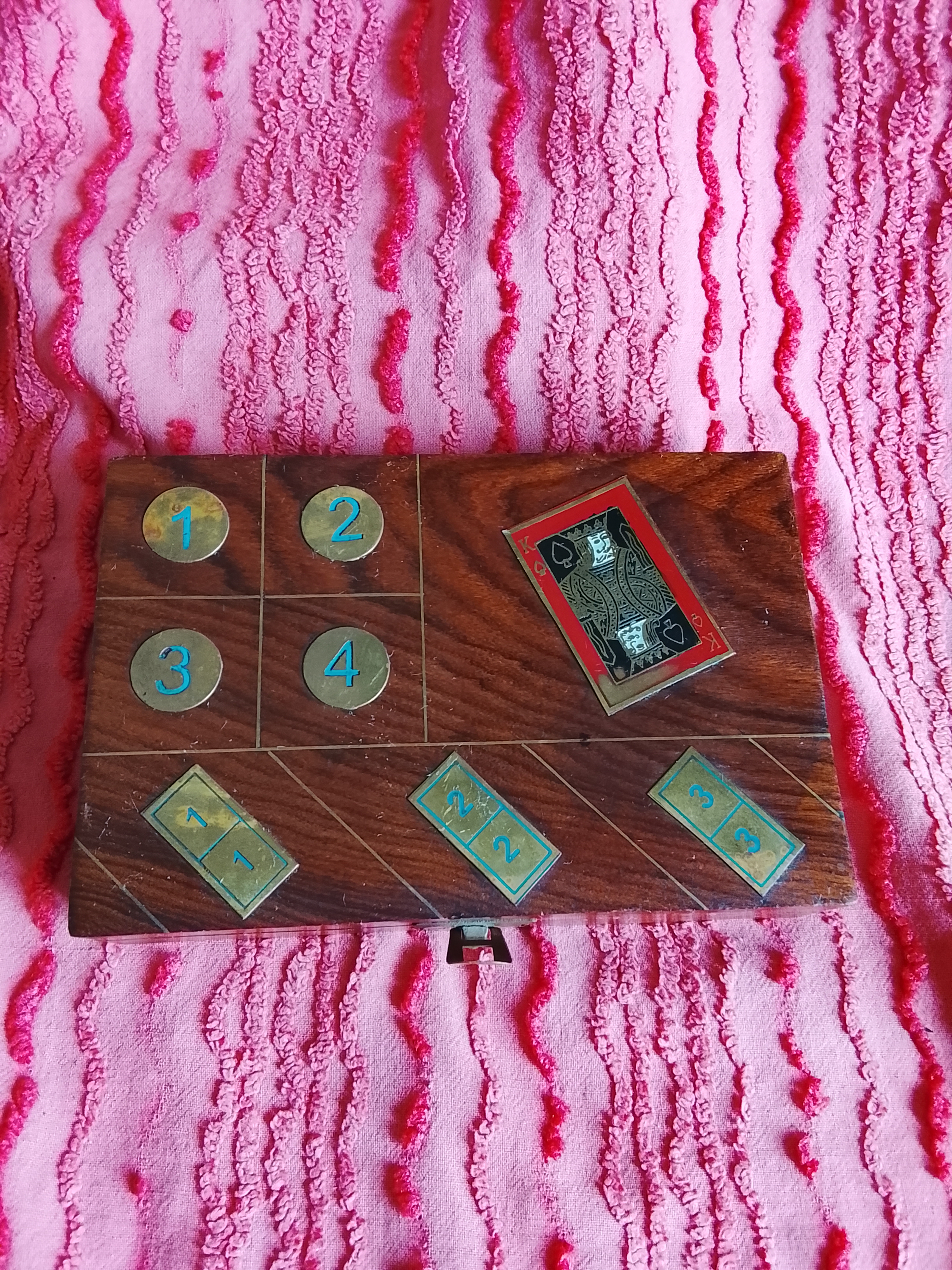 Caja de madera con compartimentos