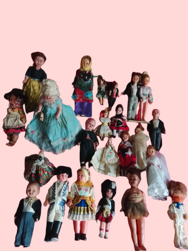 Colección de muñecas antiguas variadas