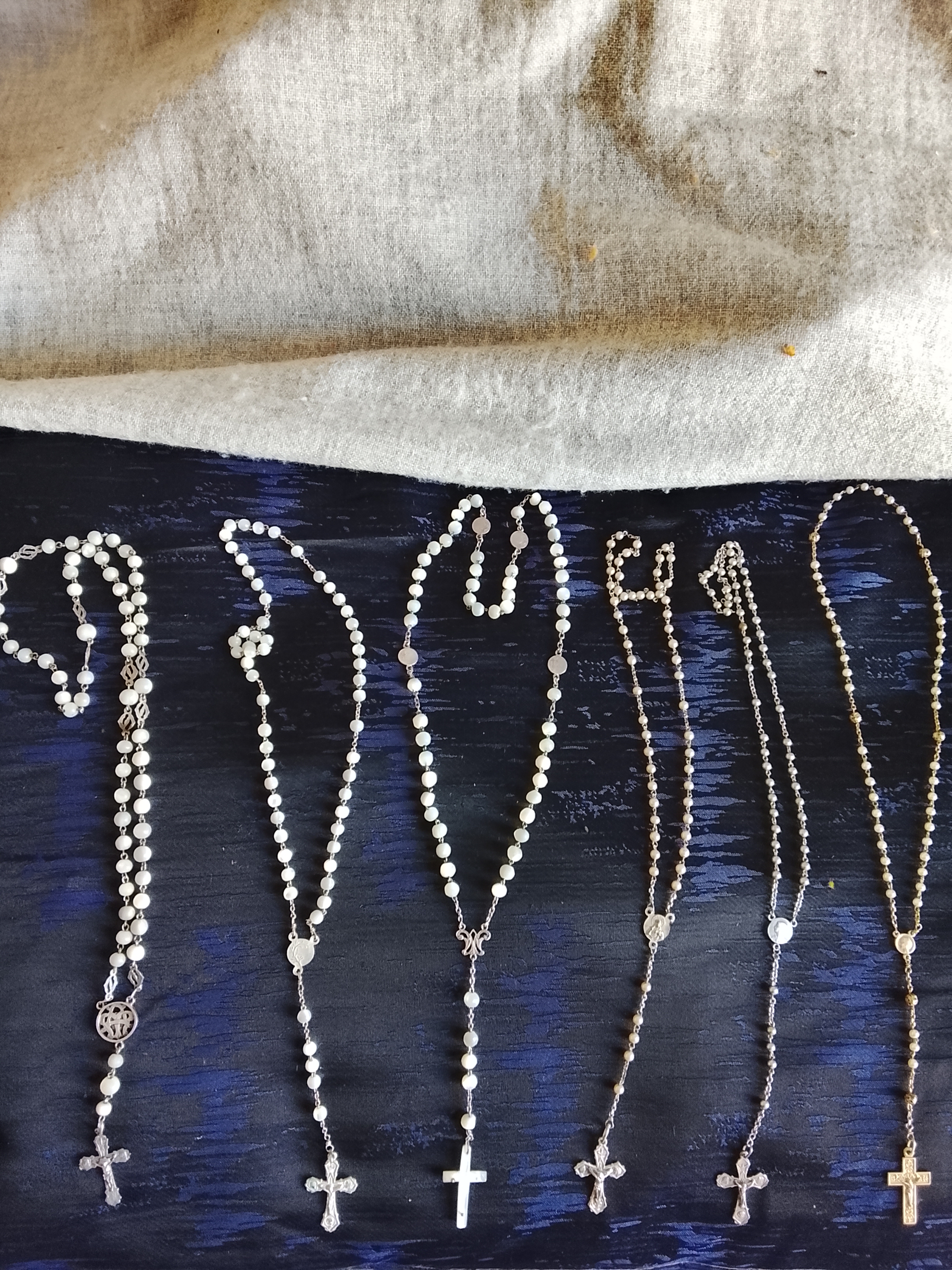 Rosarios de cuentas de nacar y plata genuinos.