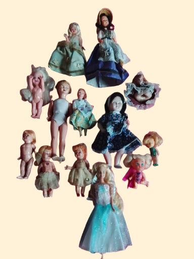Colección de muñecas antiguas variadas