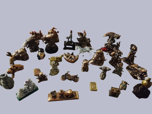 Colección de encendedores como figuras metálicas y objetos vintage.