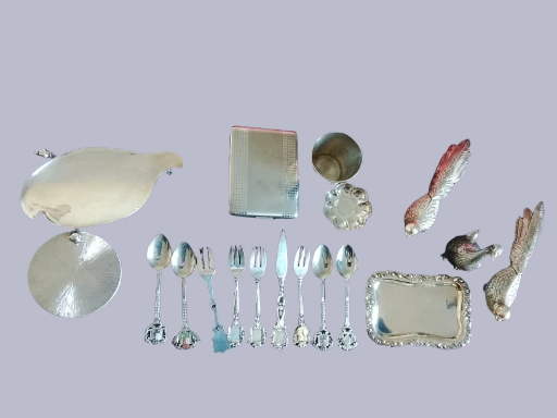 Juego de cubiertos y objetos decorativos de alpaca