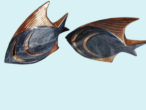 Esculturas de peces metálicos