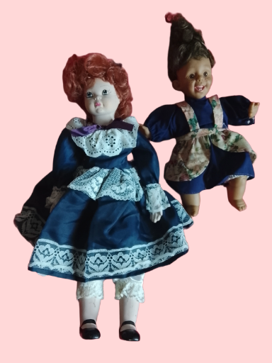 Muñeca de porcelana vestida y muñeca mediana