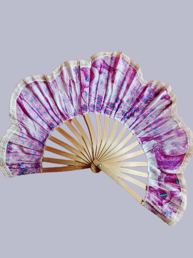Abanico de mano y sombrero a la vez