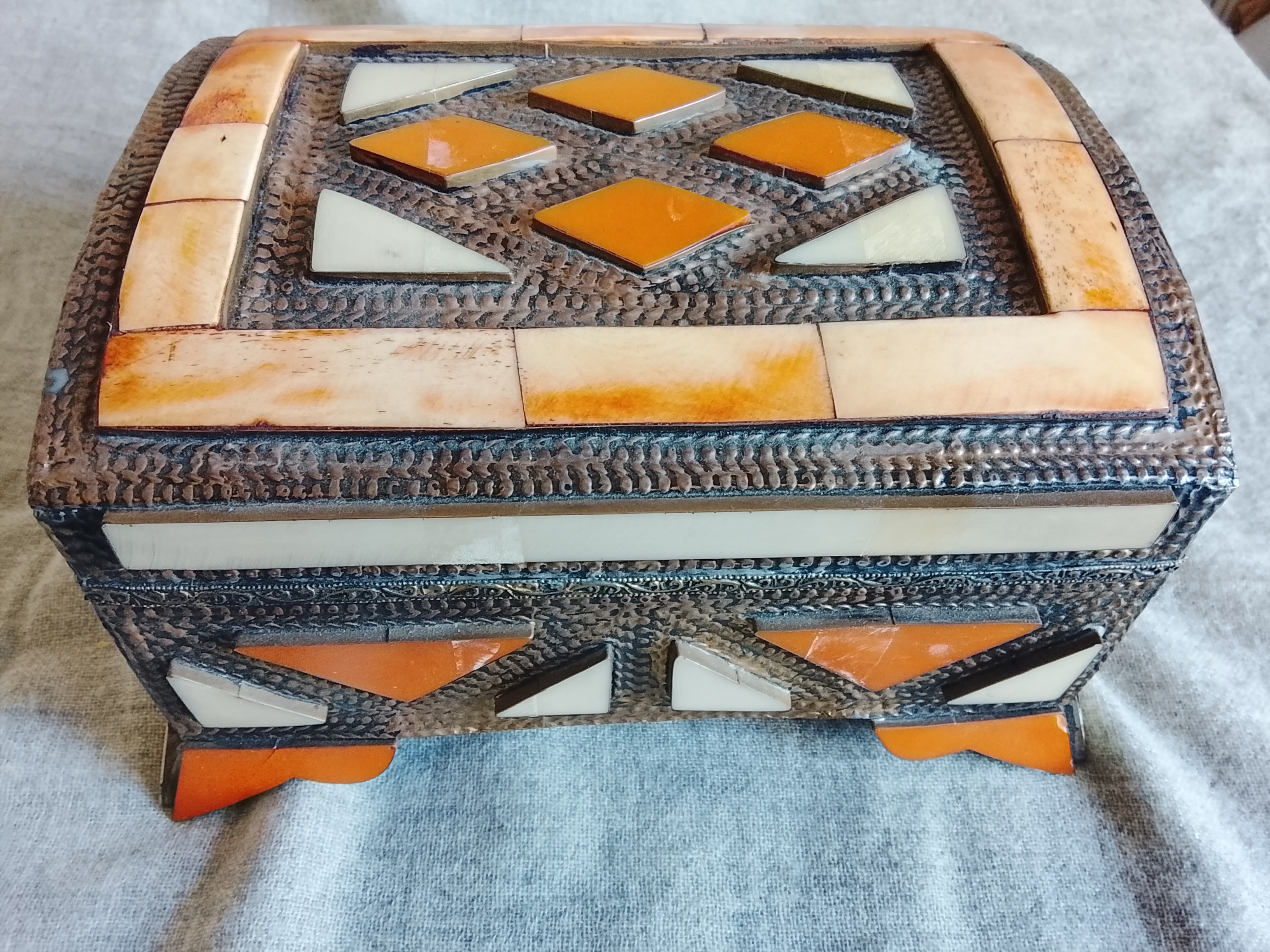 Cofres de nacar y pintado de un caballero