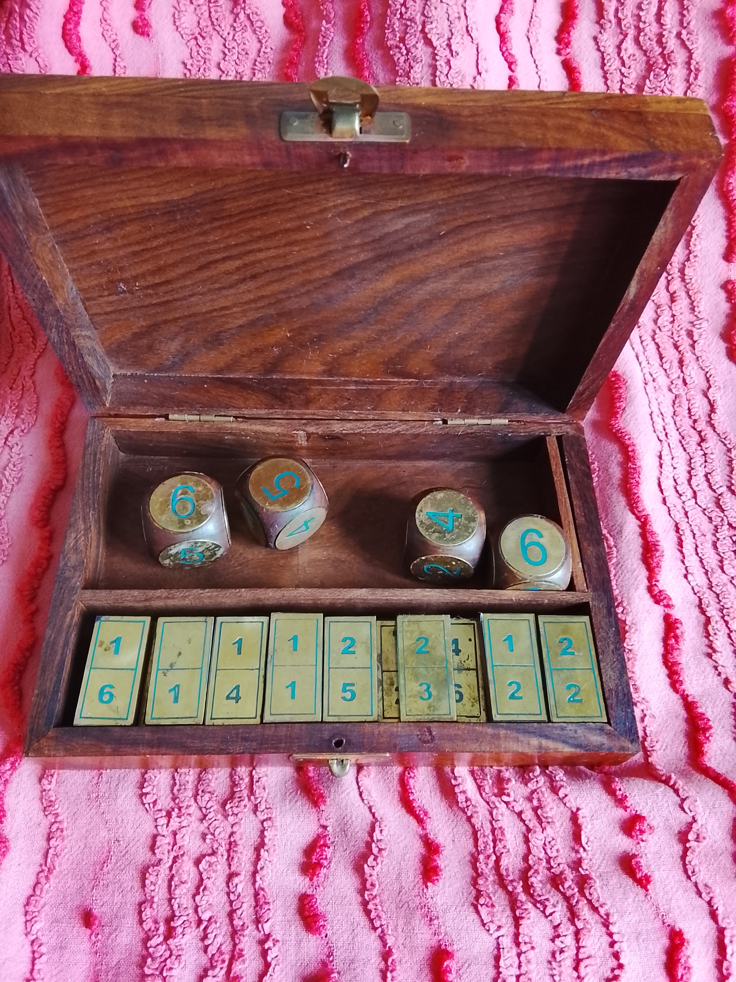 Caja de madera con compartimentos