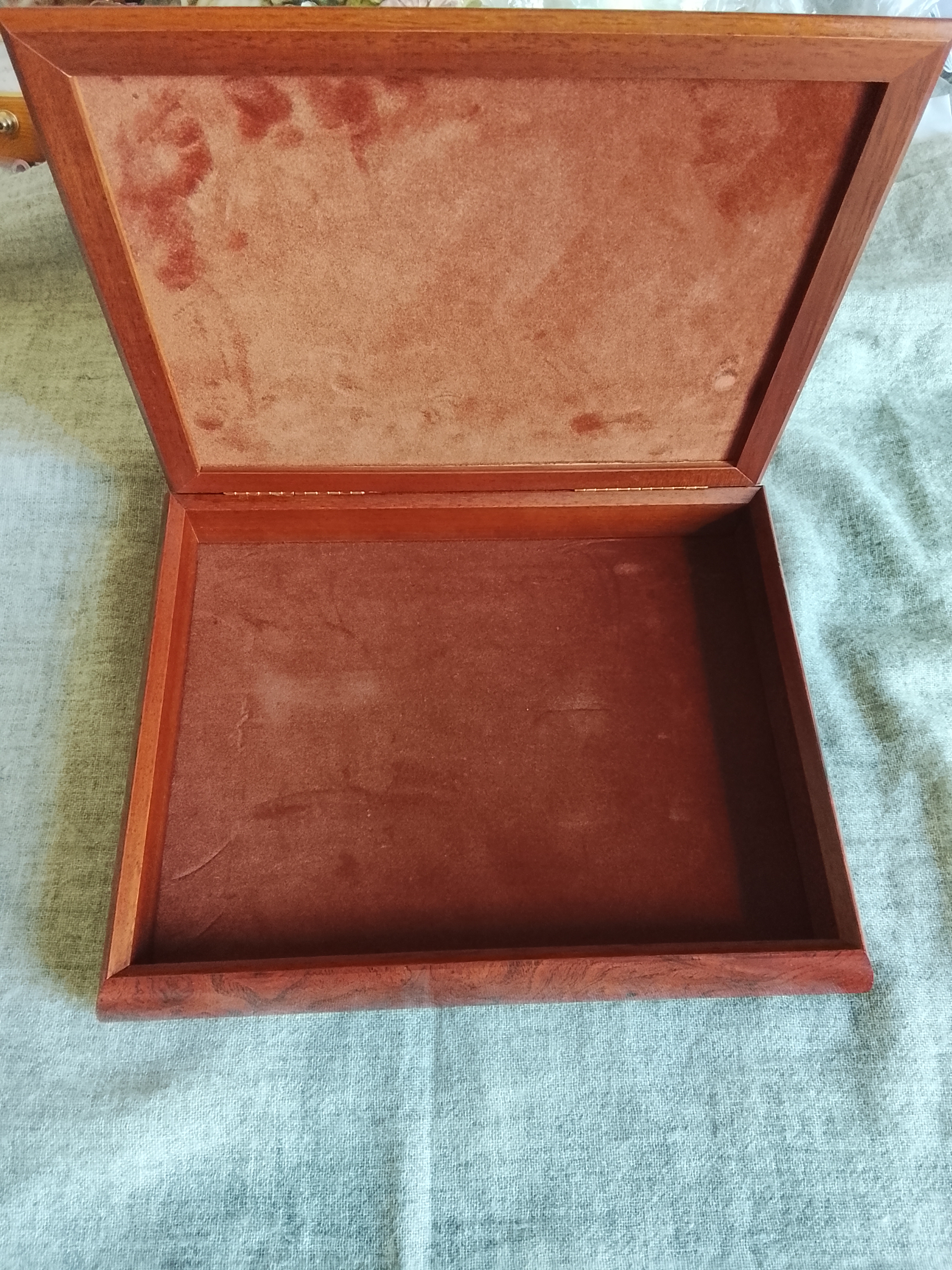 Cofres de nacar y  pintado  de  un caballero