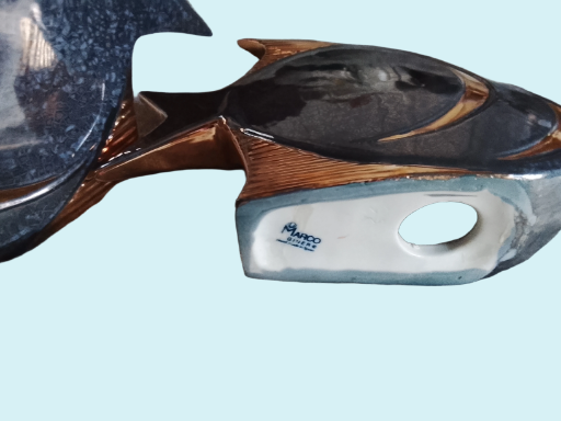 Esculturas de peces metálicos