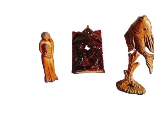 Figura de pez de madera tallada y otros