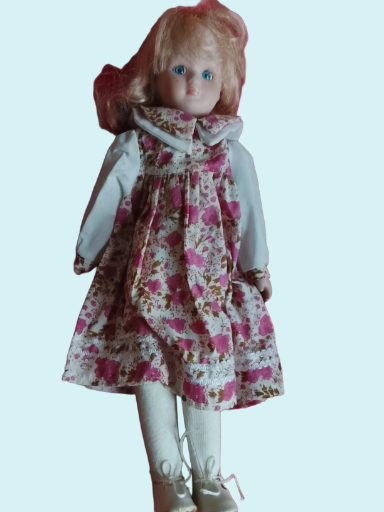 Muñeca de porcelana vintage con vestido floral
