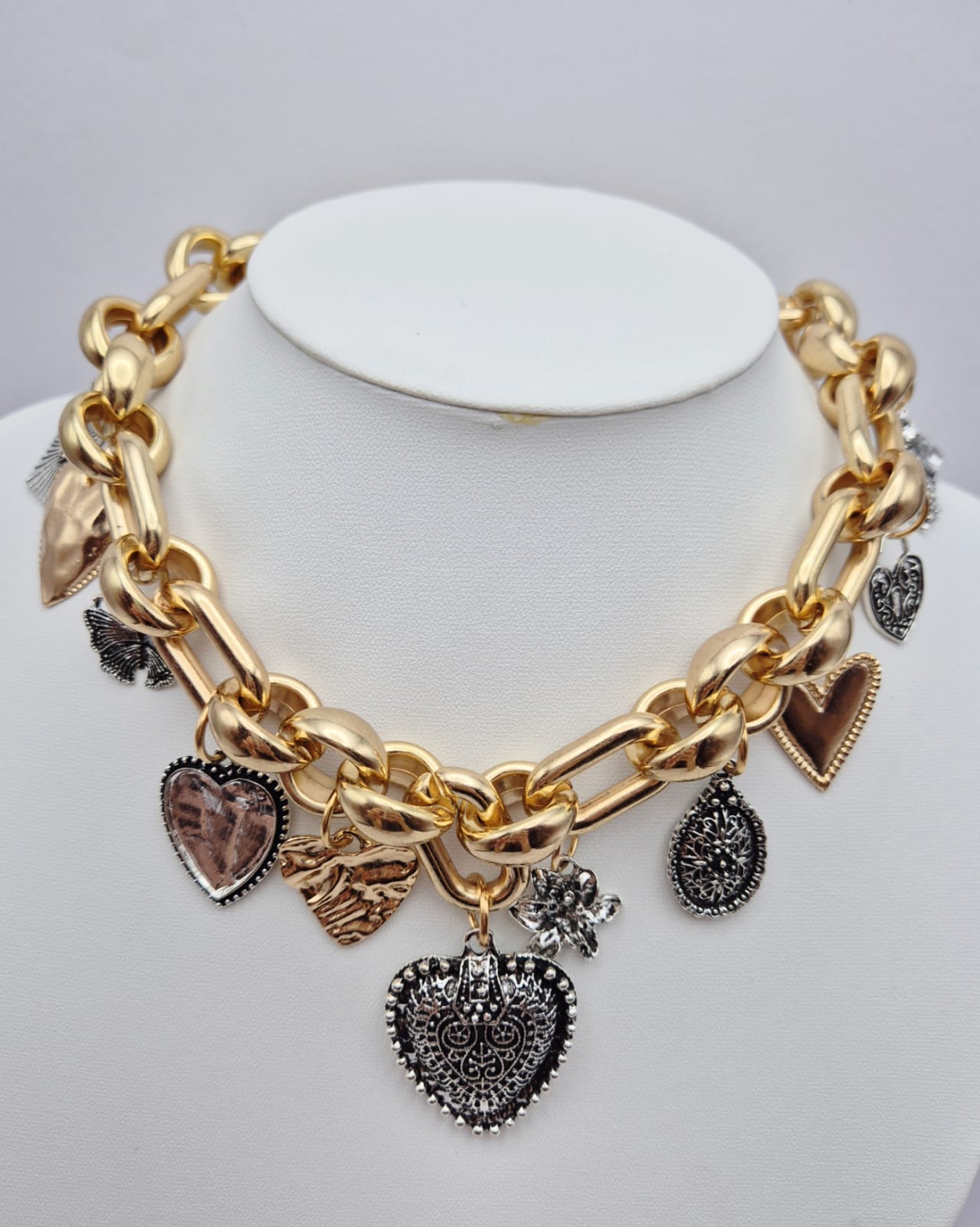 Colar com pingentes de corações