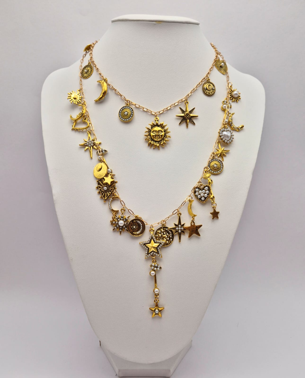 Colar com Pingentes de Sol e Lua