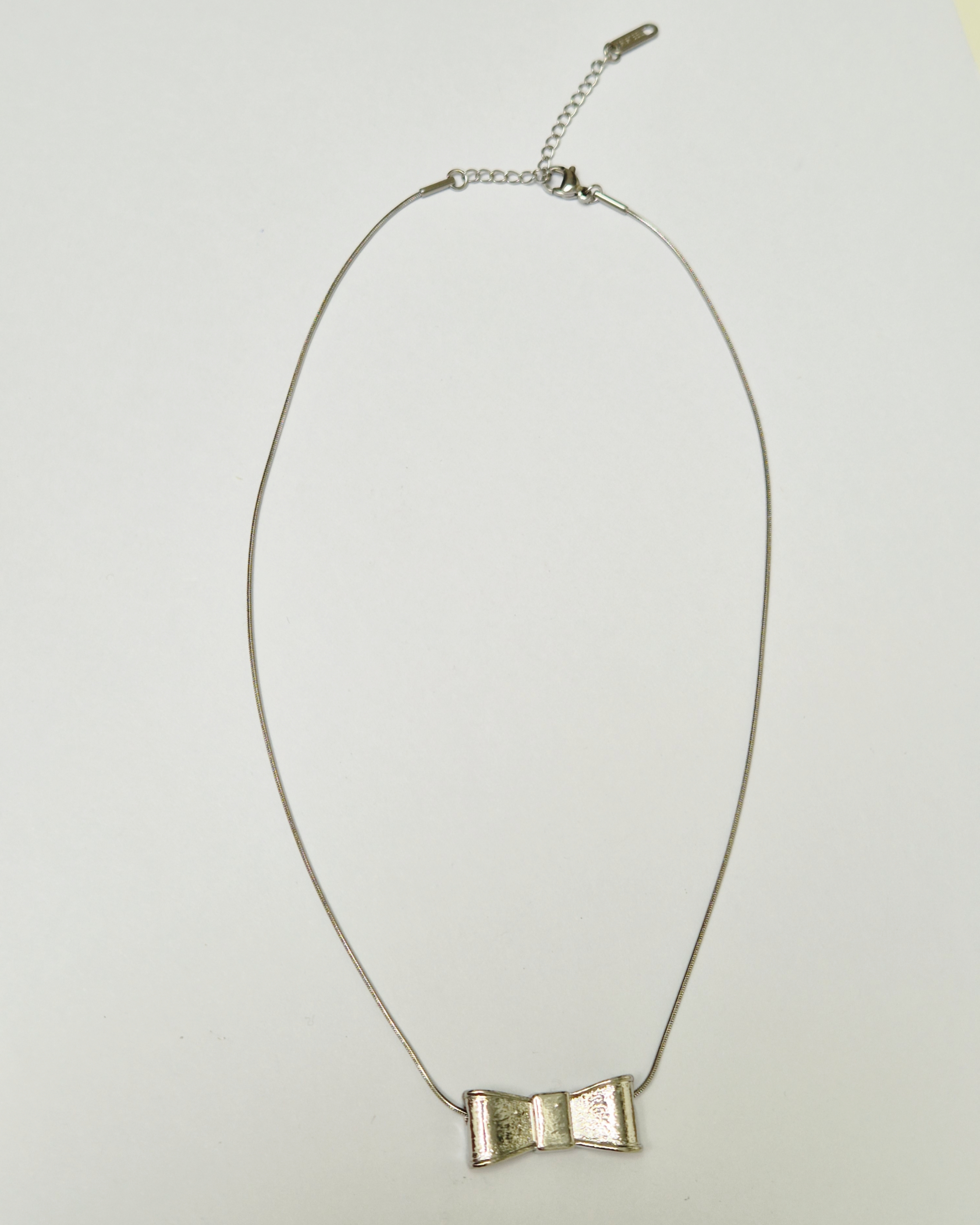 Colar com pingente de laço