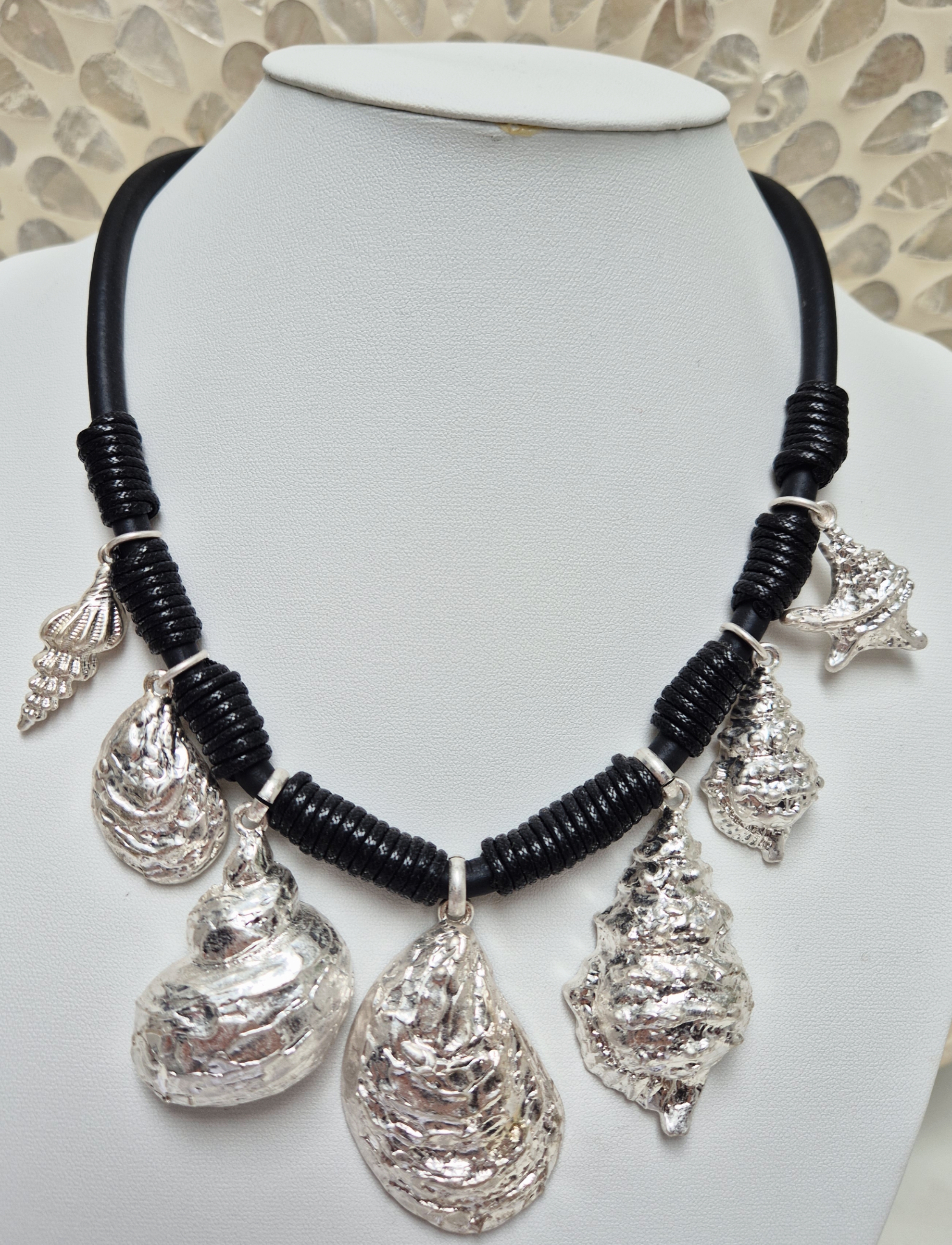 Colar de conchas prateadas