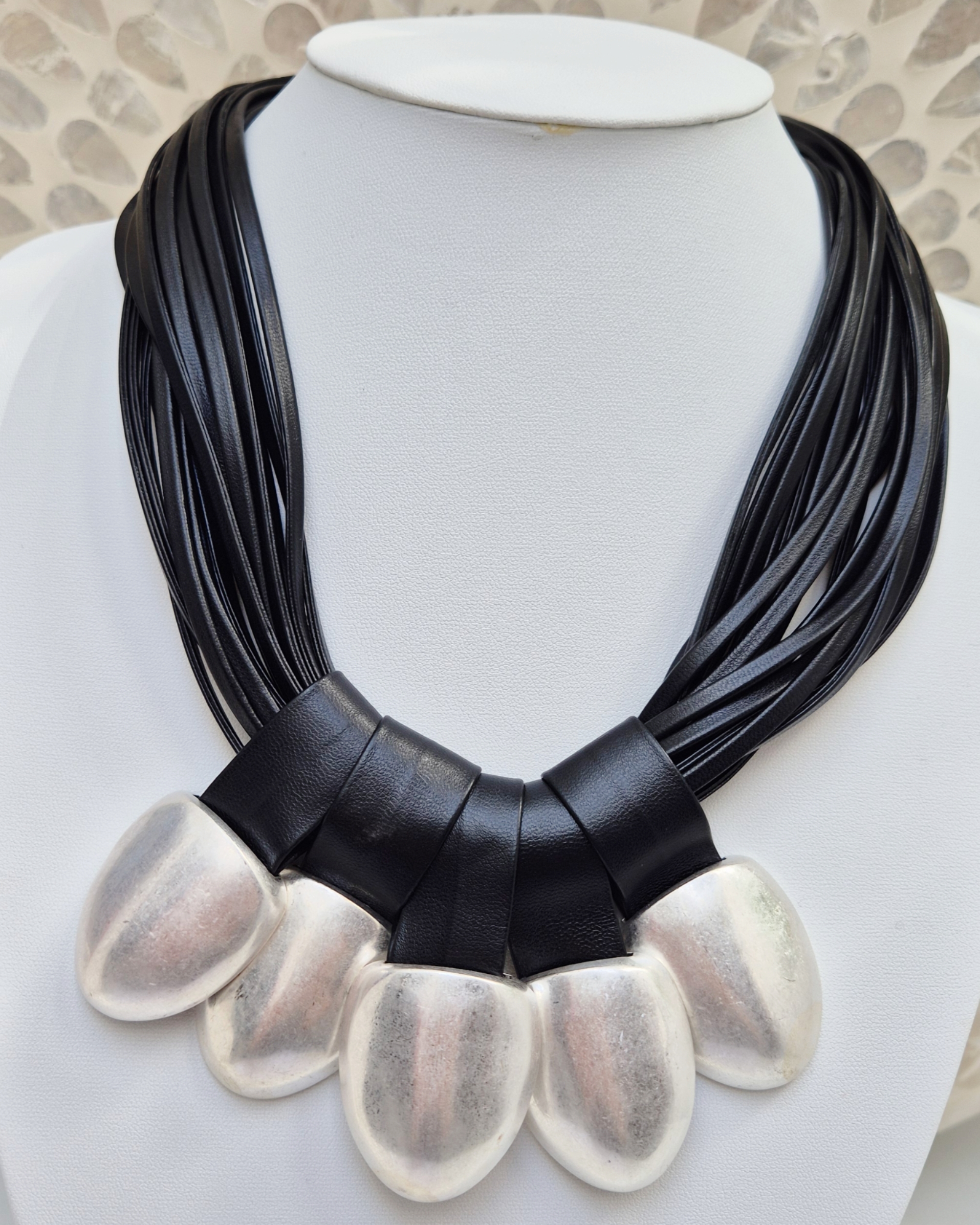 Colar moderno com pingentes