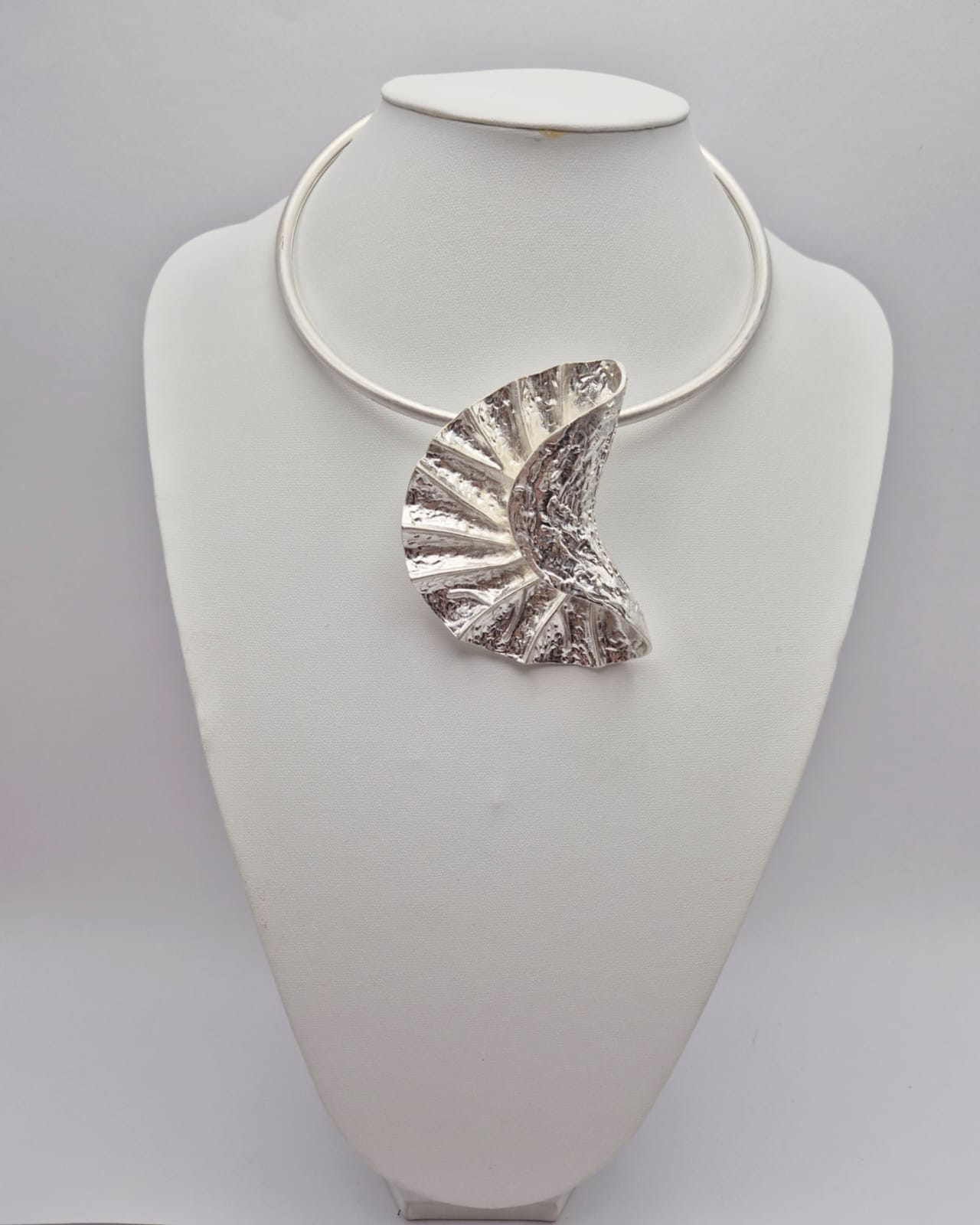 Colar de prata com pingente artístico