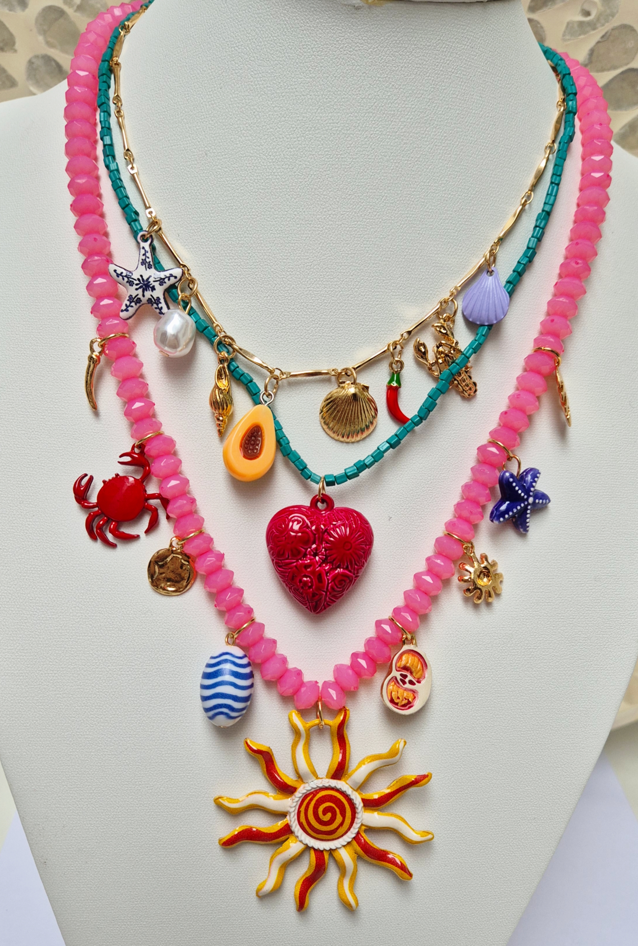 Colar de miçangas e pingentes coloridos