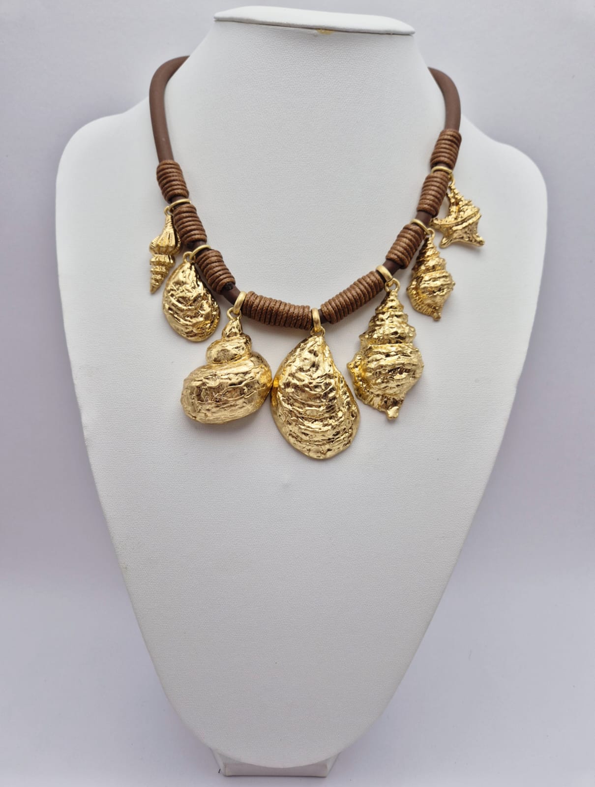 Colar artesanal dourado com pingentes de conchas