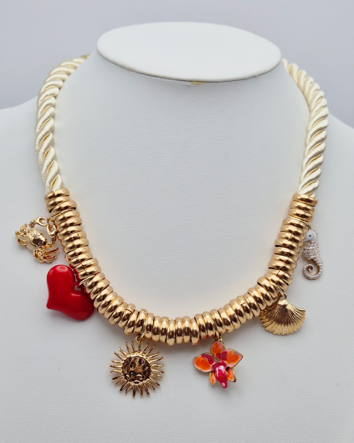 Colar com pingentes variados