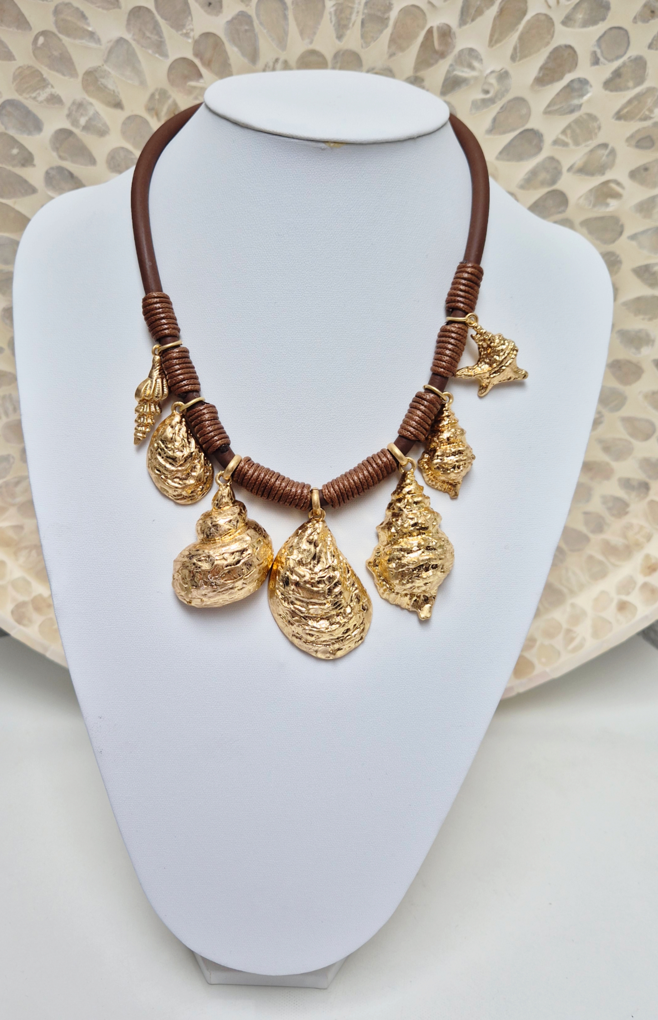 Colar de conchas prateadas