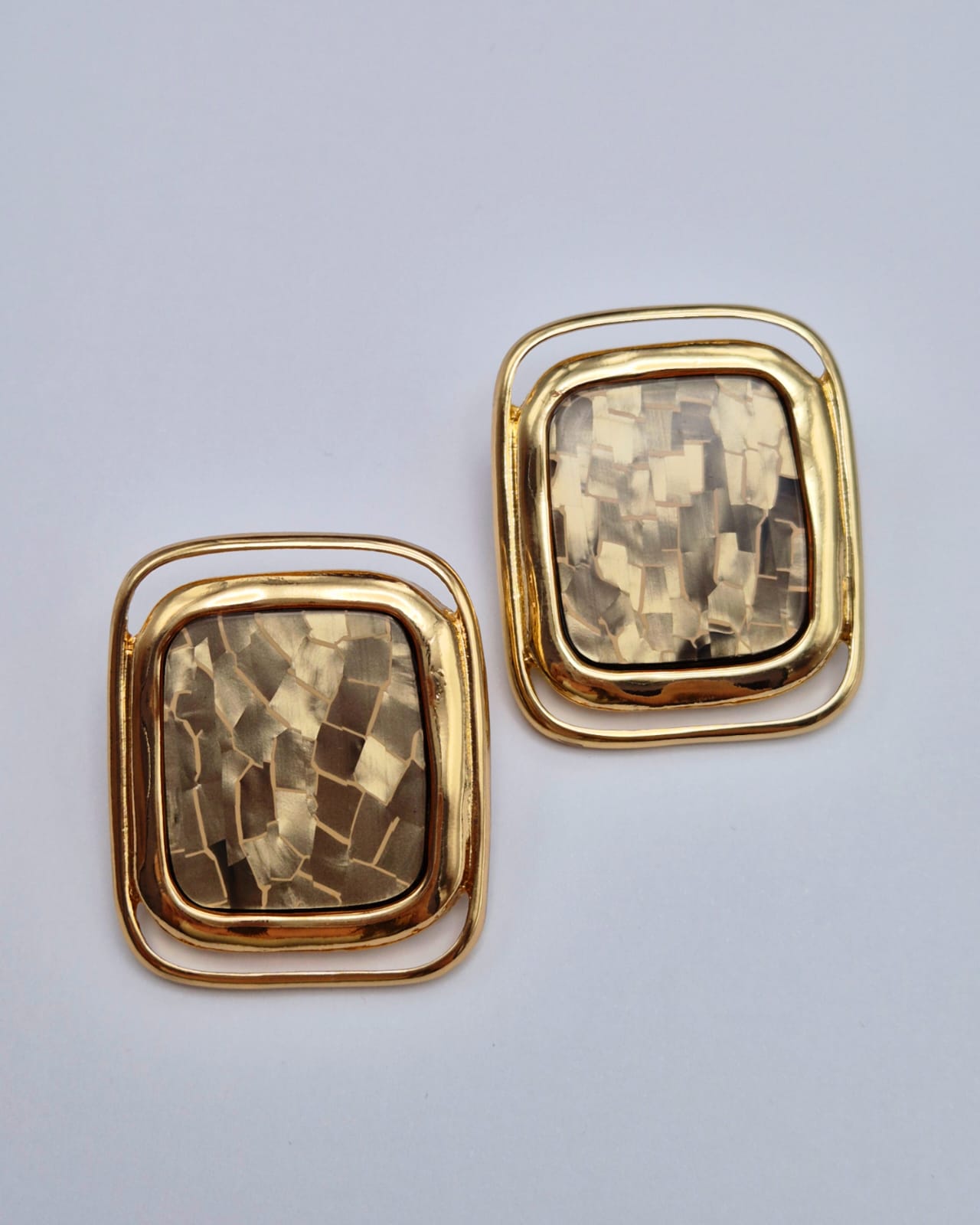 Brinco de pedras  dourados 