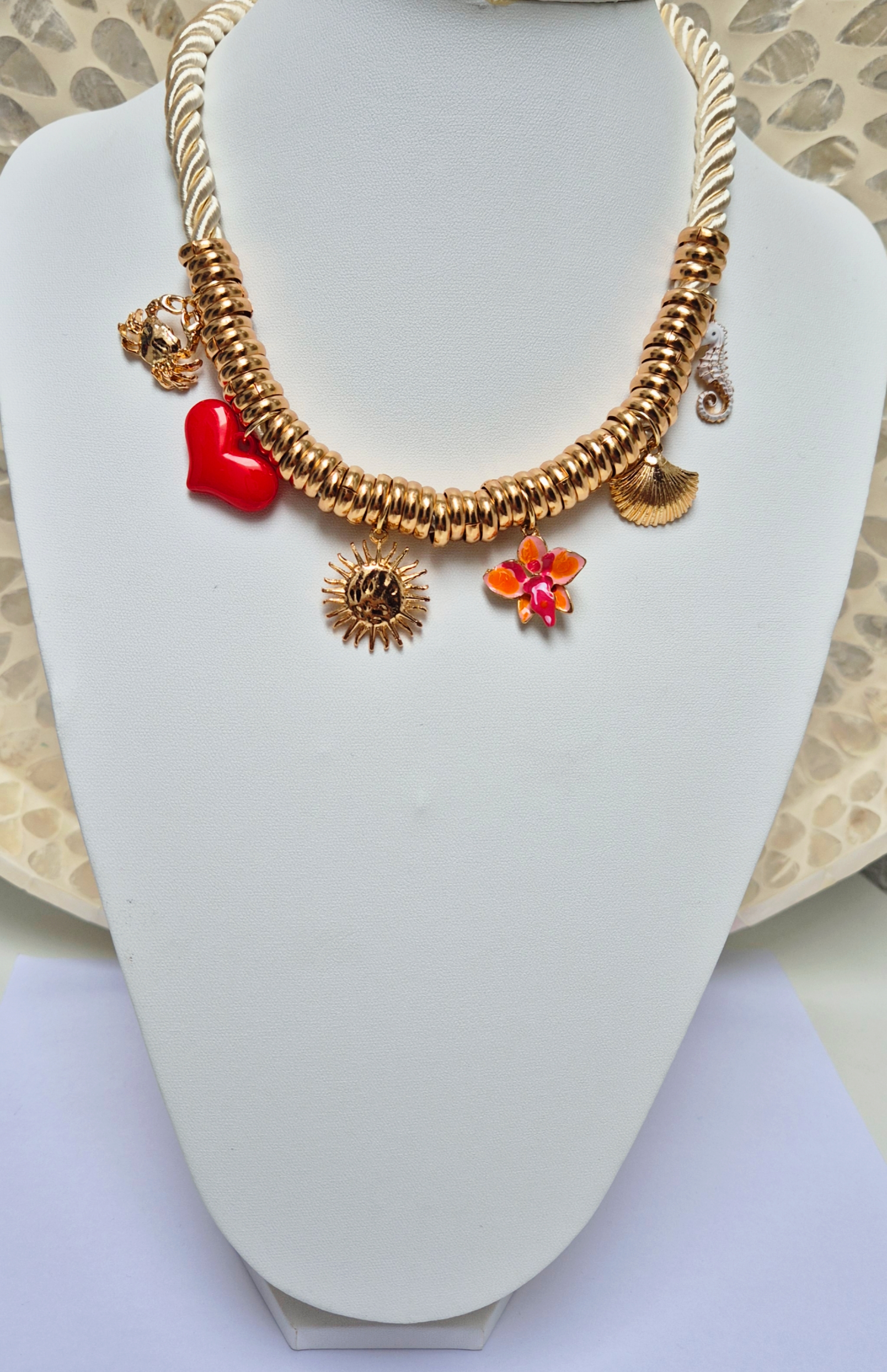 Colar de Charms Dourados