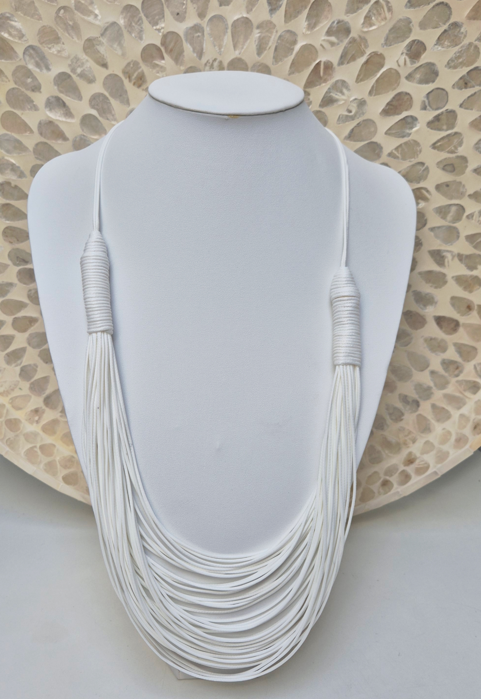 Colar de fios múltiplos