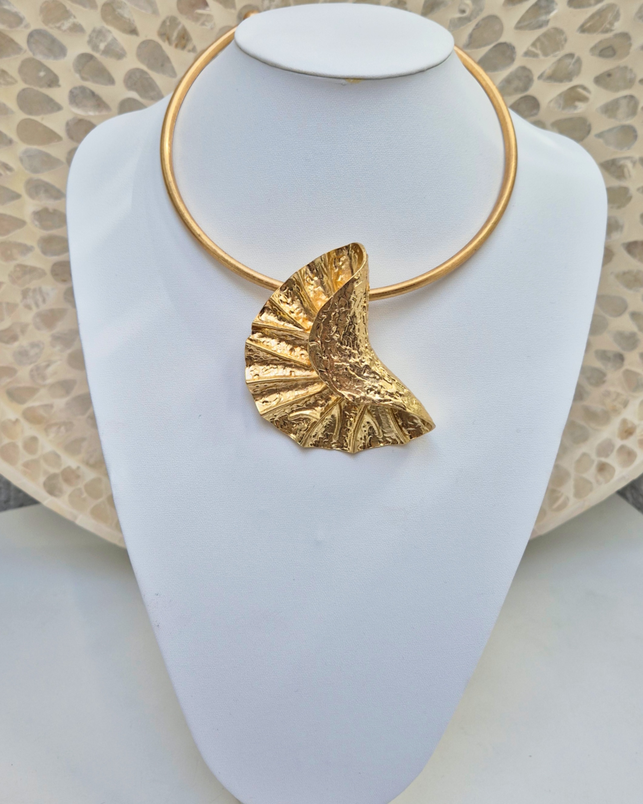 Colar com pingente artístico