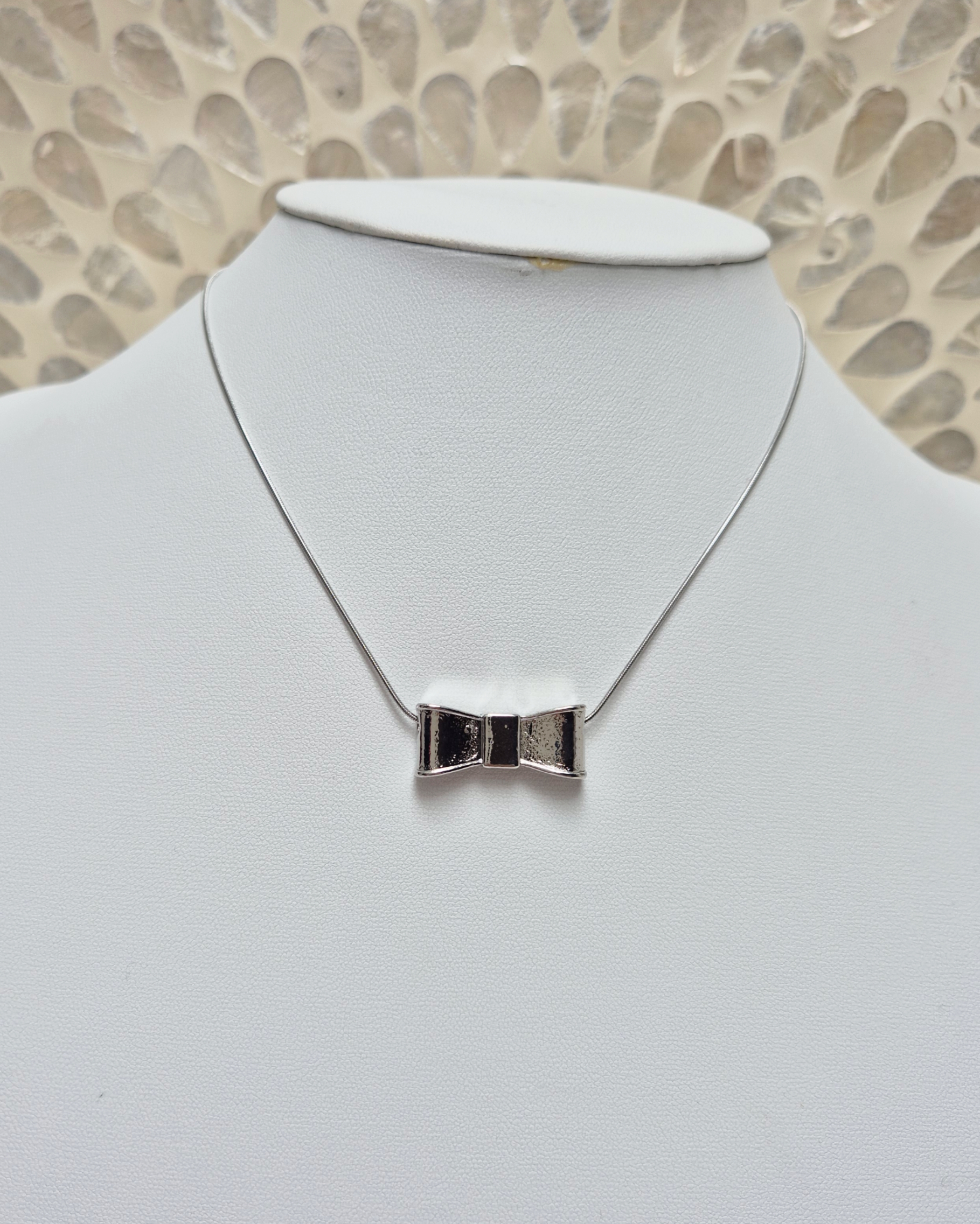 Colar com pingente de laço