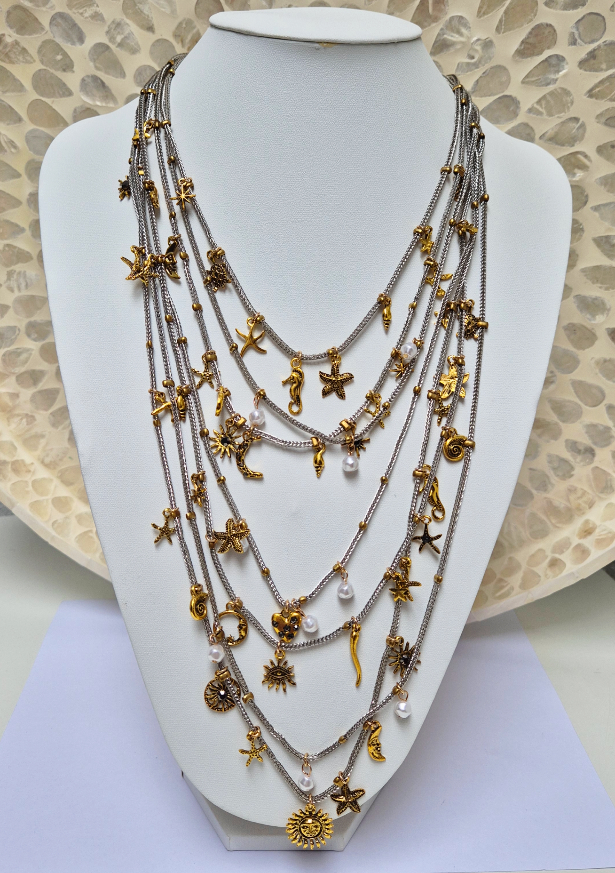 Colar de múltiplas camadas com pingentes