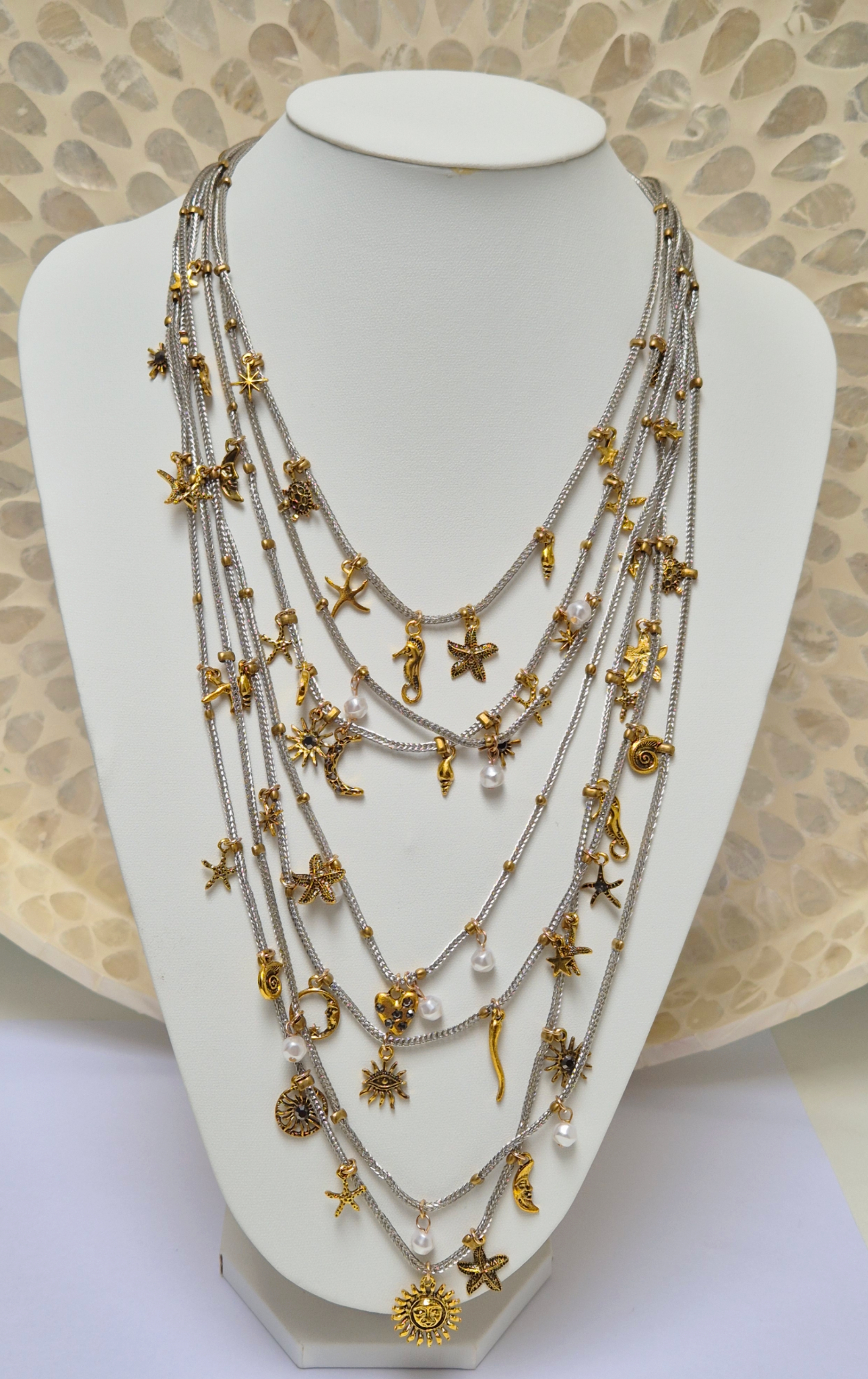 Colar de múltiplas camadas com pingentes