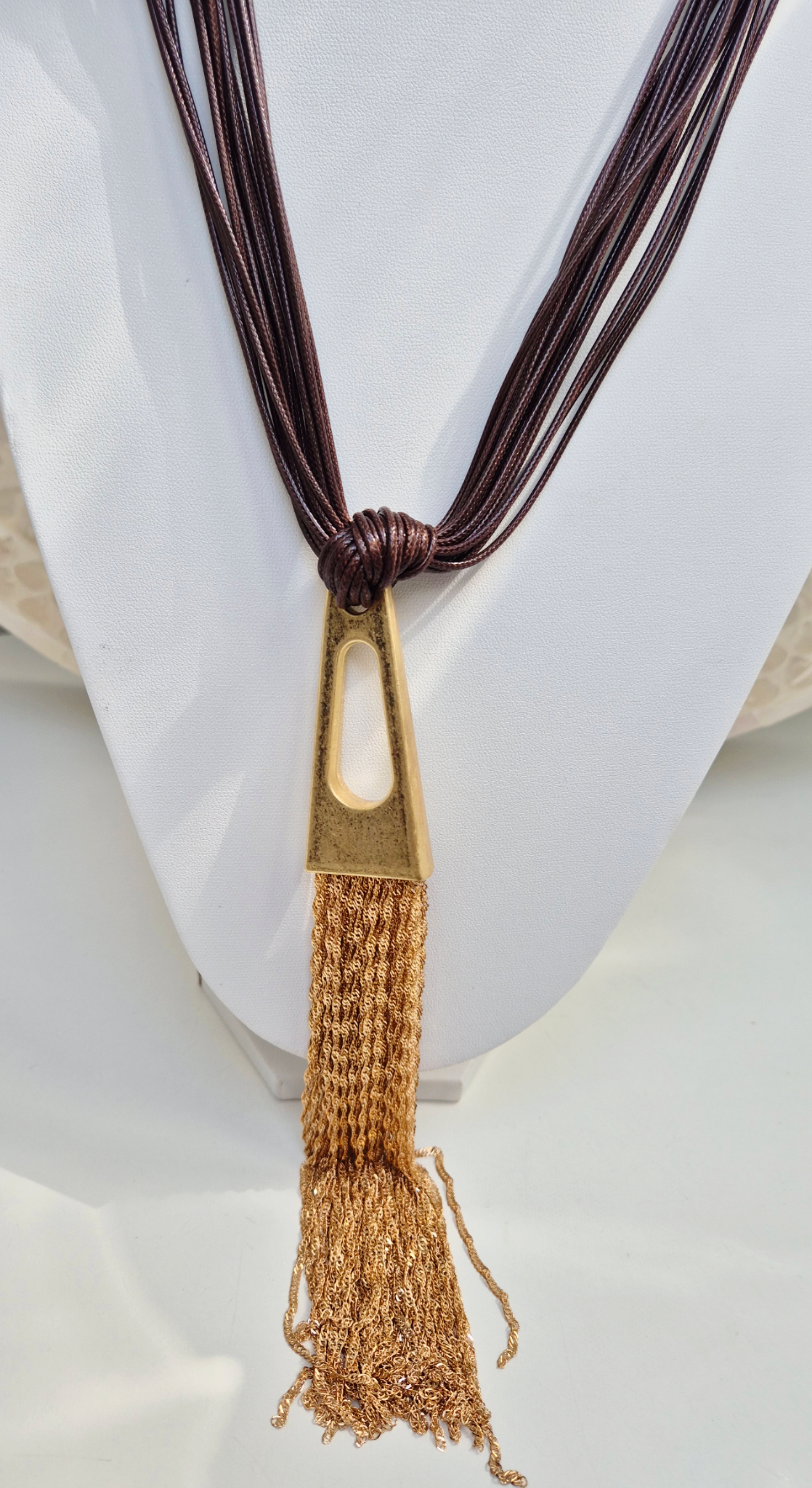 Colar artesanal com pingente dourado