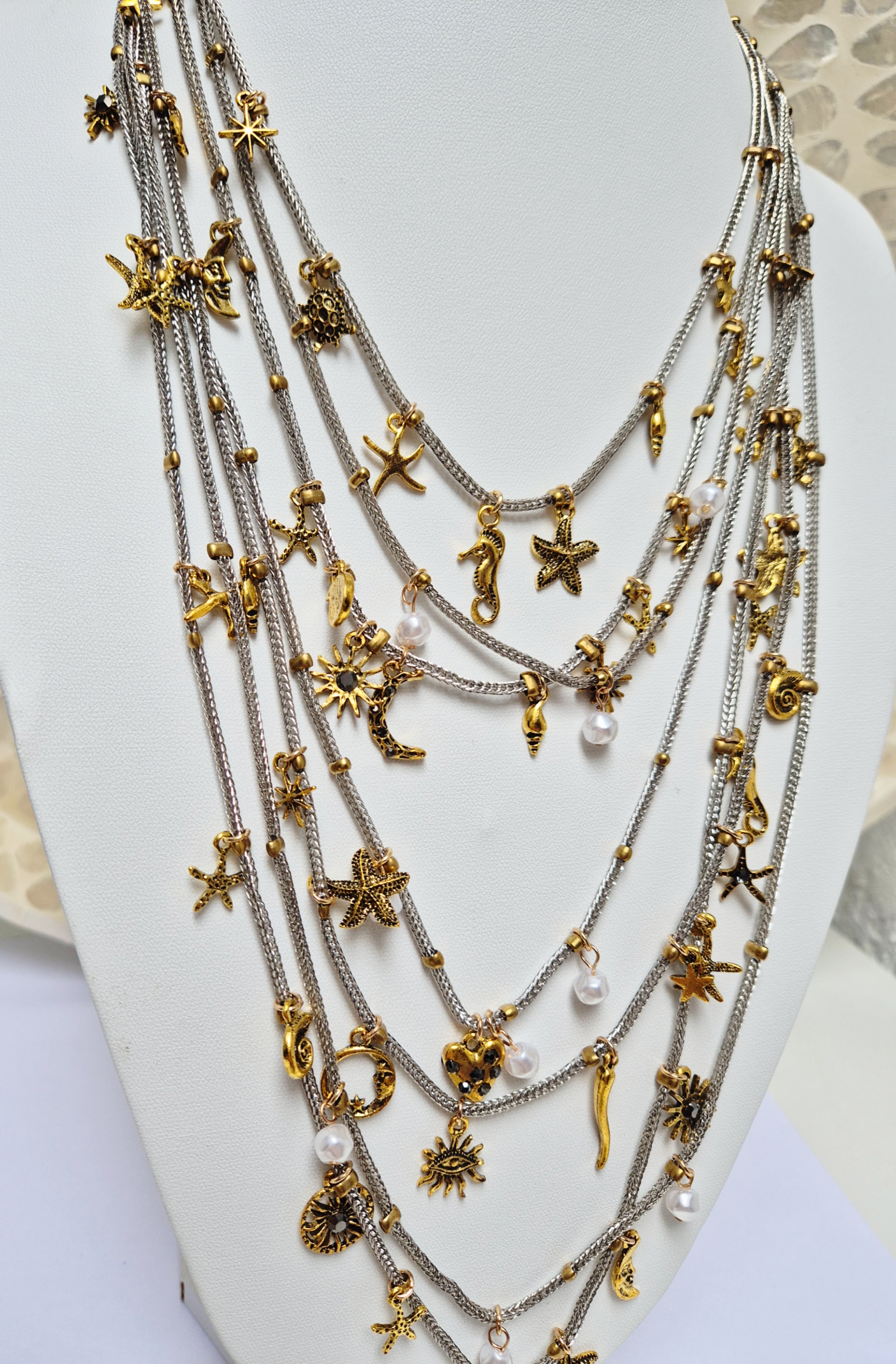 Colar de múltiplas camadas com pingentes