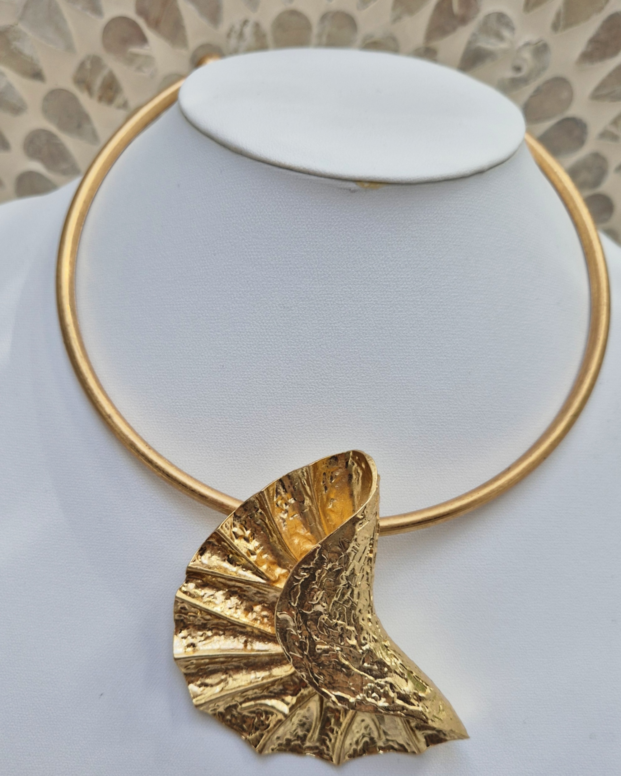 Colar com pingente artístico